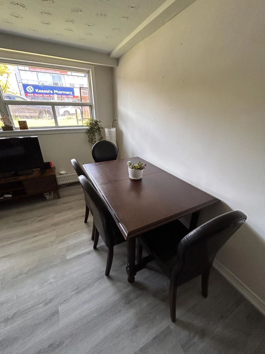 URGENT, Extendable wooden table + 4 faux leather chairs image indicator(4)