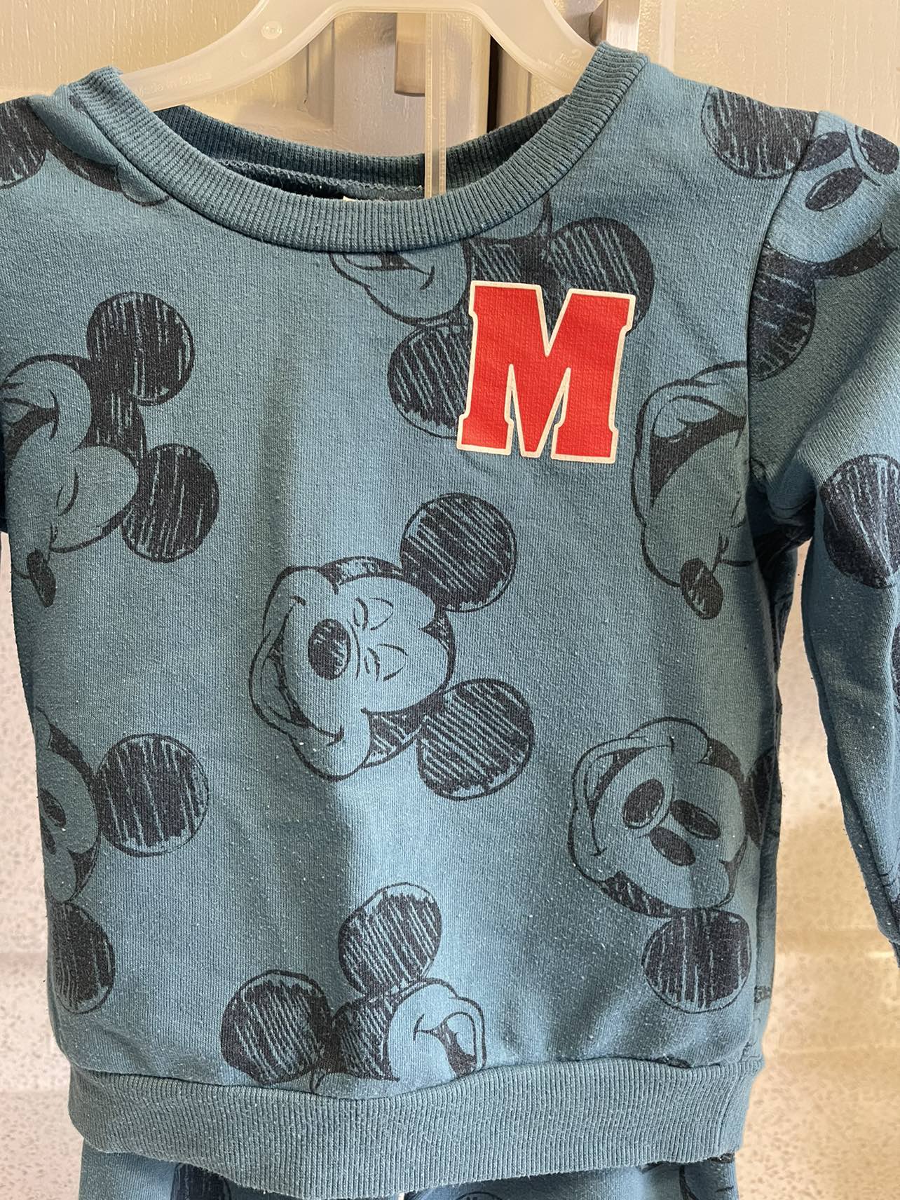 Set jogger pants and sweatshirt image indicator(2)