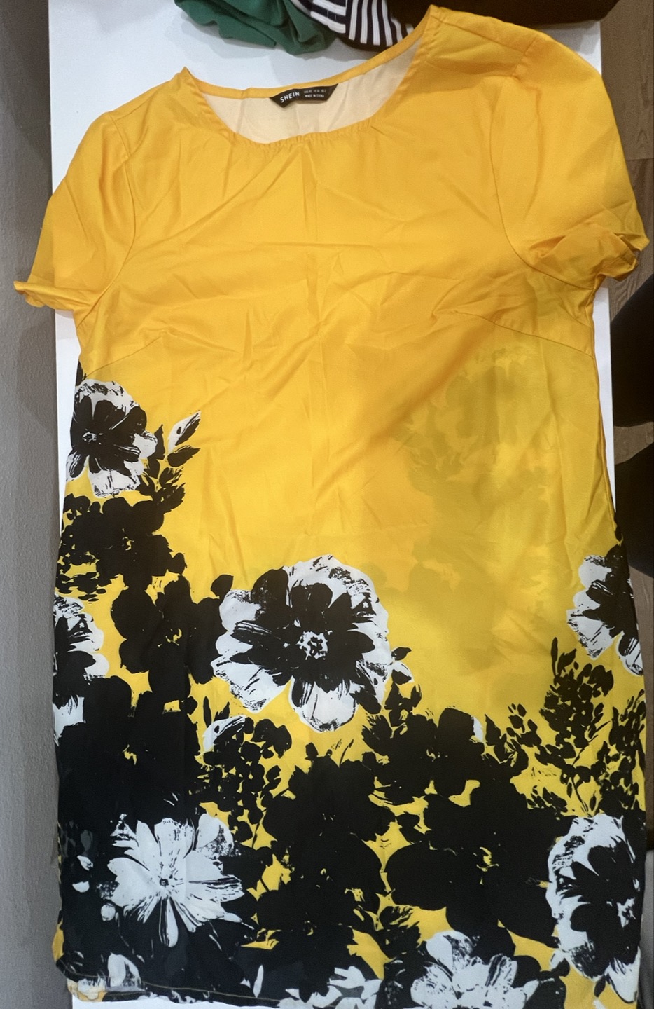 Yellow drees with black flowers