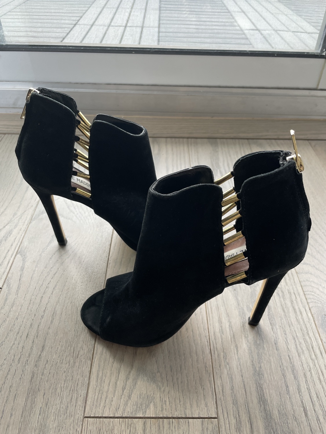 Black and gold heel image indicator(2)