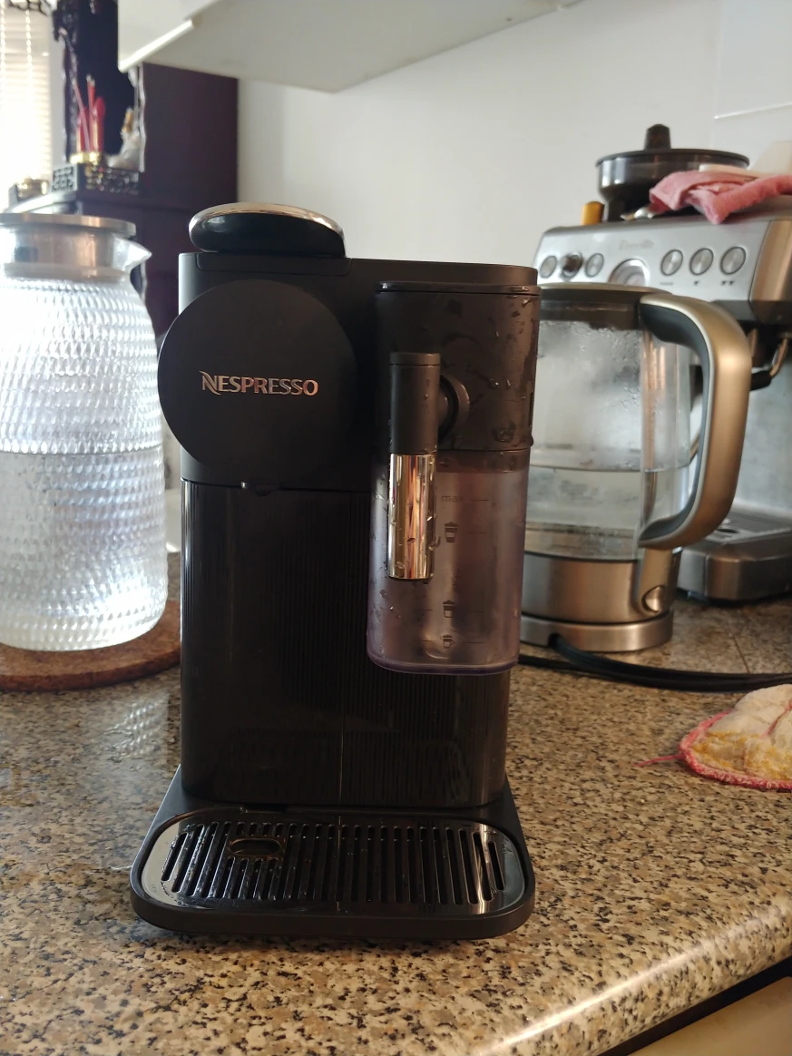 DeLonghi Nespresso Lattissima One Coffee Machine (black) thumbnail