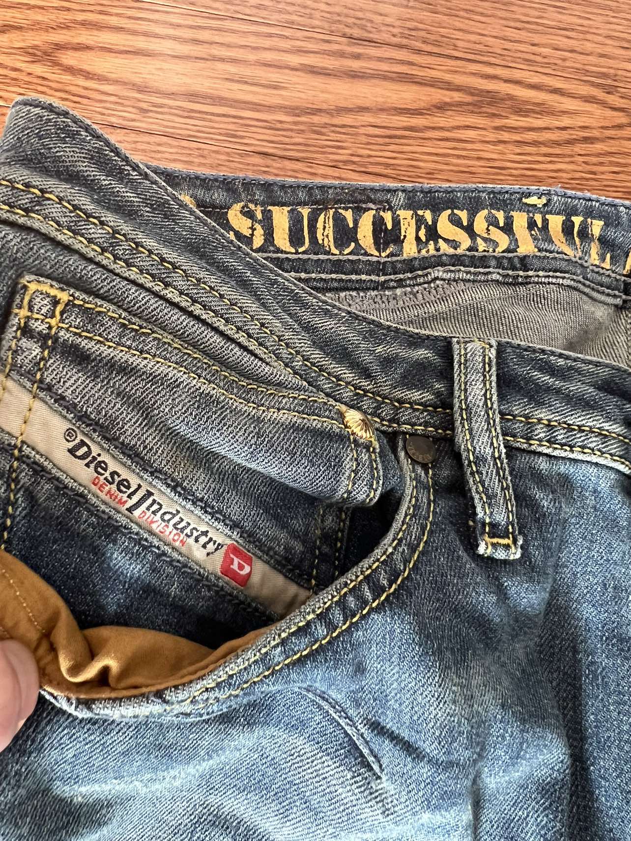 Diesel - Shioner ripped jean in 31X32