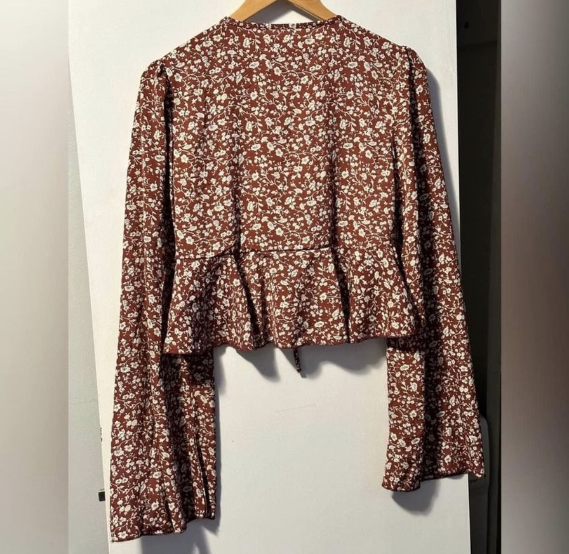 Brown and floral tie up shrug style with long bell sleeves SZ 6 image indicator(3)