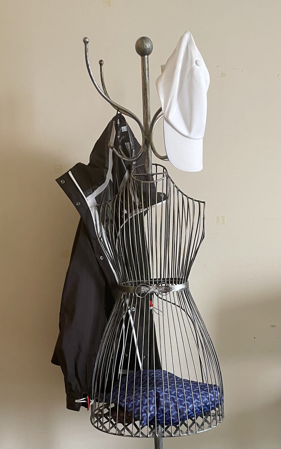 Coat Hanger Freestanding with storage