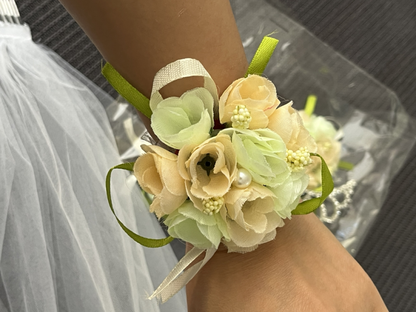Bridal veil and synthetic bouquet #freecycle - photo 4