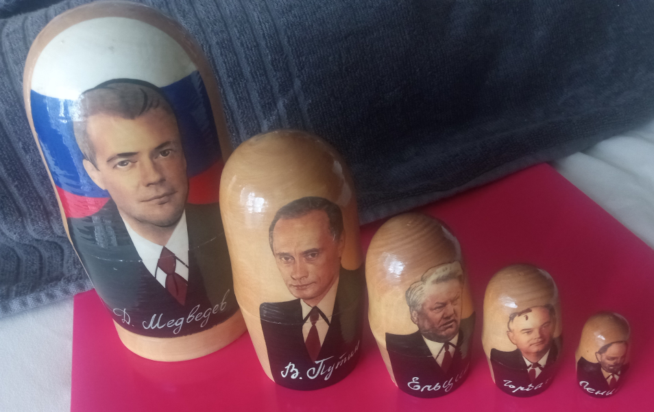 5 Russian Stacking Dolls