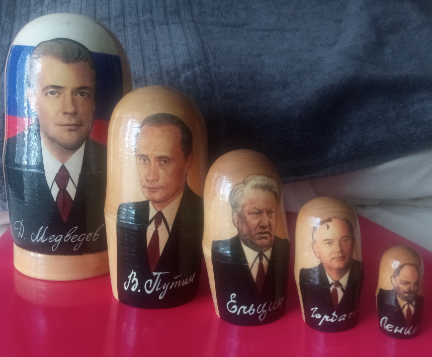 5 Russian Stacking Dolls - photo 2