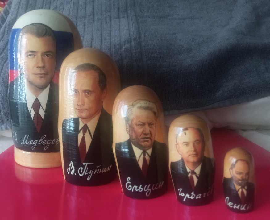 5 Russian Stacking Dolls - photo 4