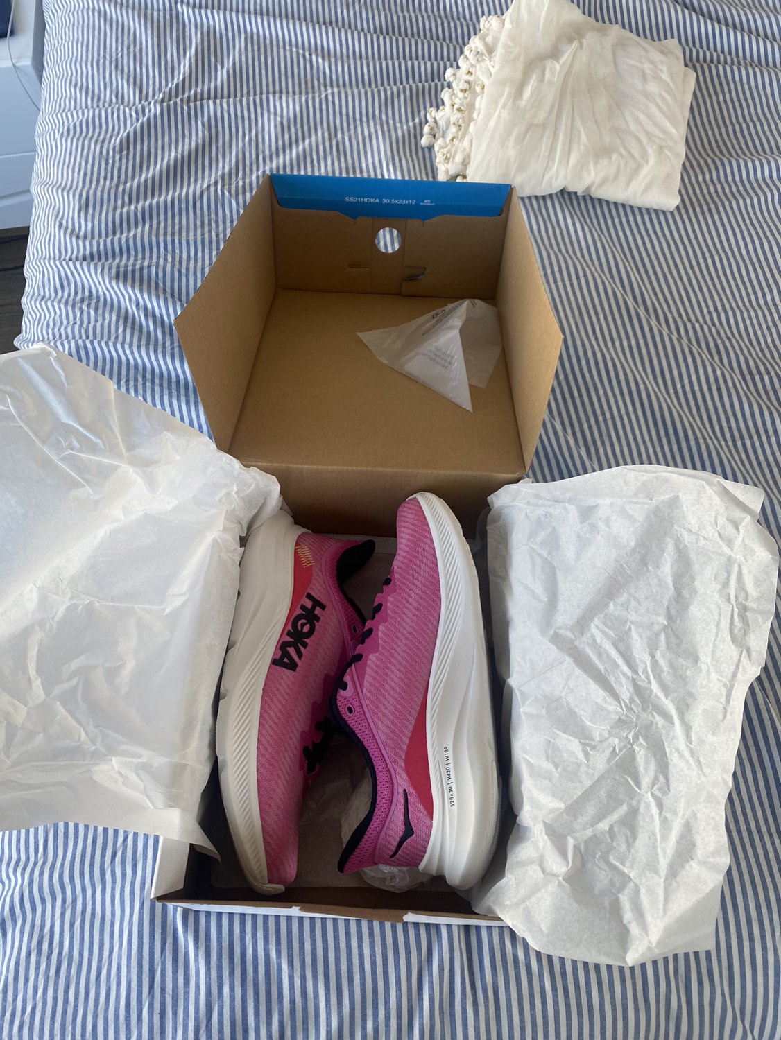 NEW Hoka one one pink shoes with box size 8.5 - photo 3