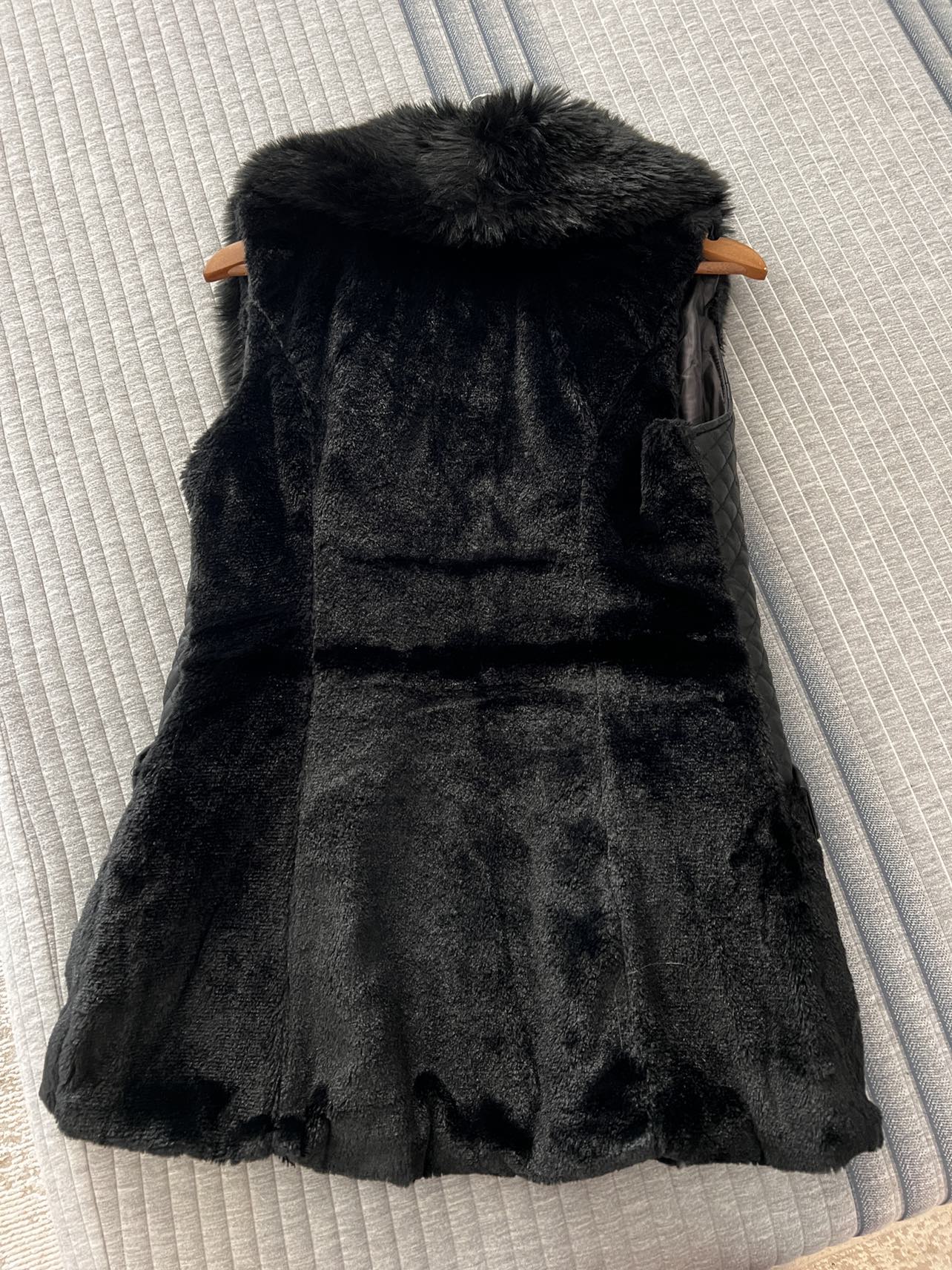 Black fur vest - photo 3