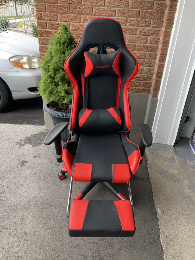 Gaming chair with foot rest thumbnail