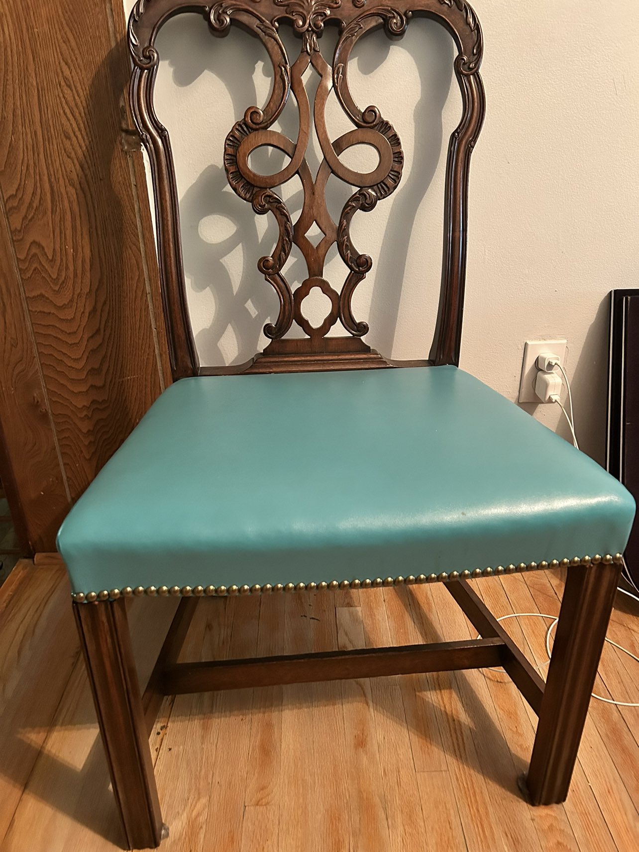 Dining table and chairs image indicator(3)