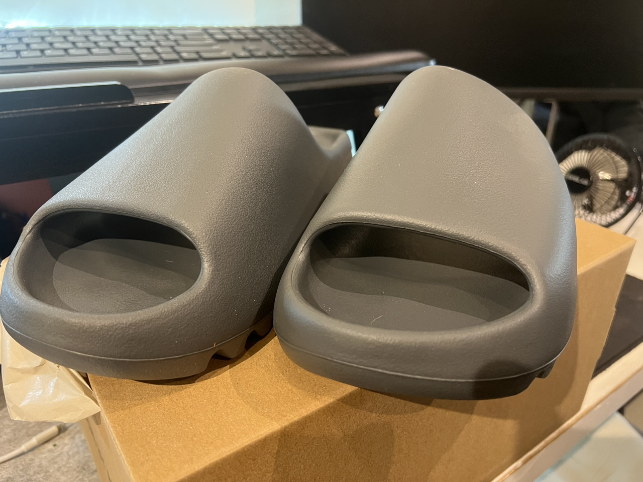 Yeezy slides - photo 5