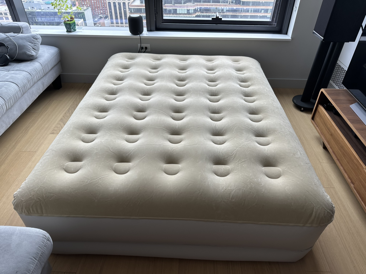 Inflatable Queen air mattress with built in dual pump - photo 2