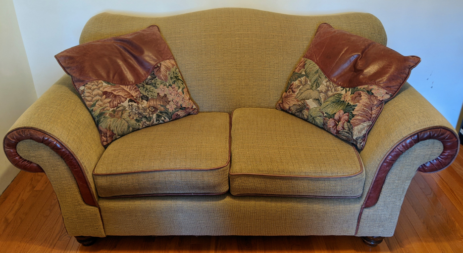 FREE COUCHES FURNITURE image indicator(4)