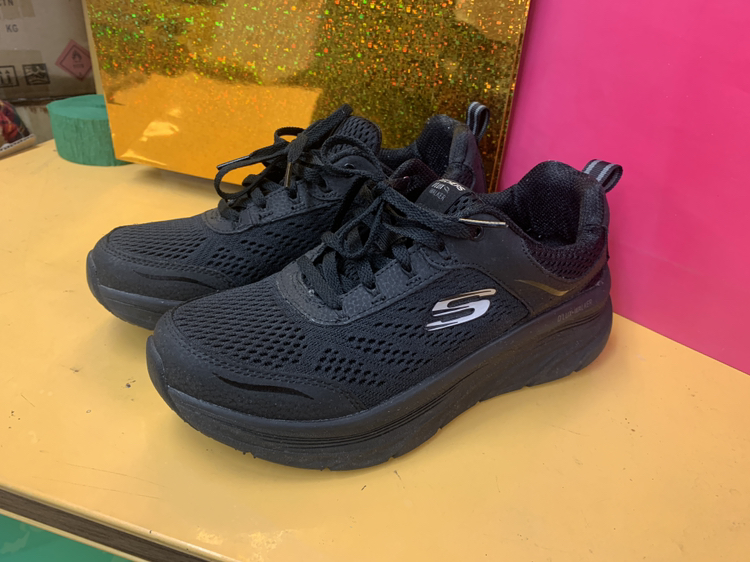 Skechers size 7.5