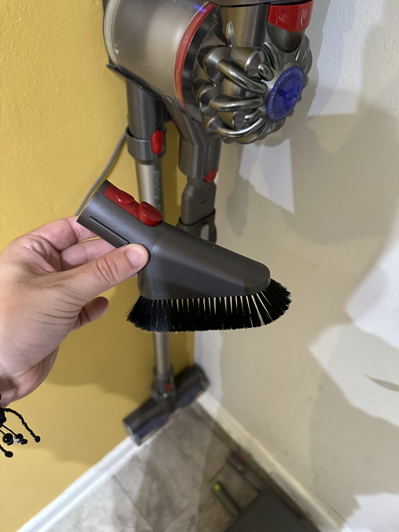 dyson v8 vacuum - photo 3