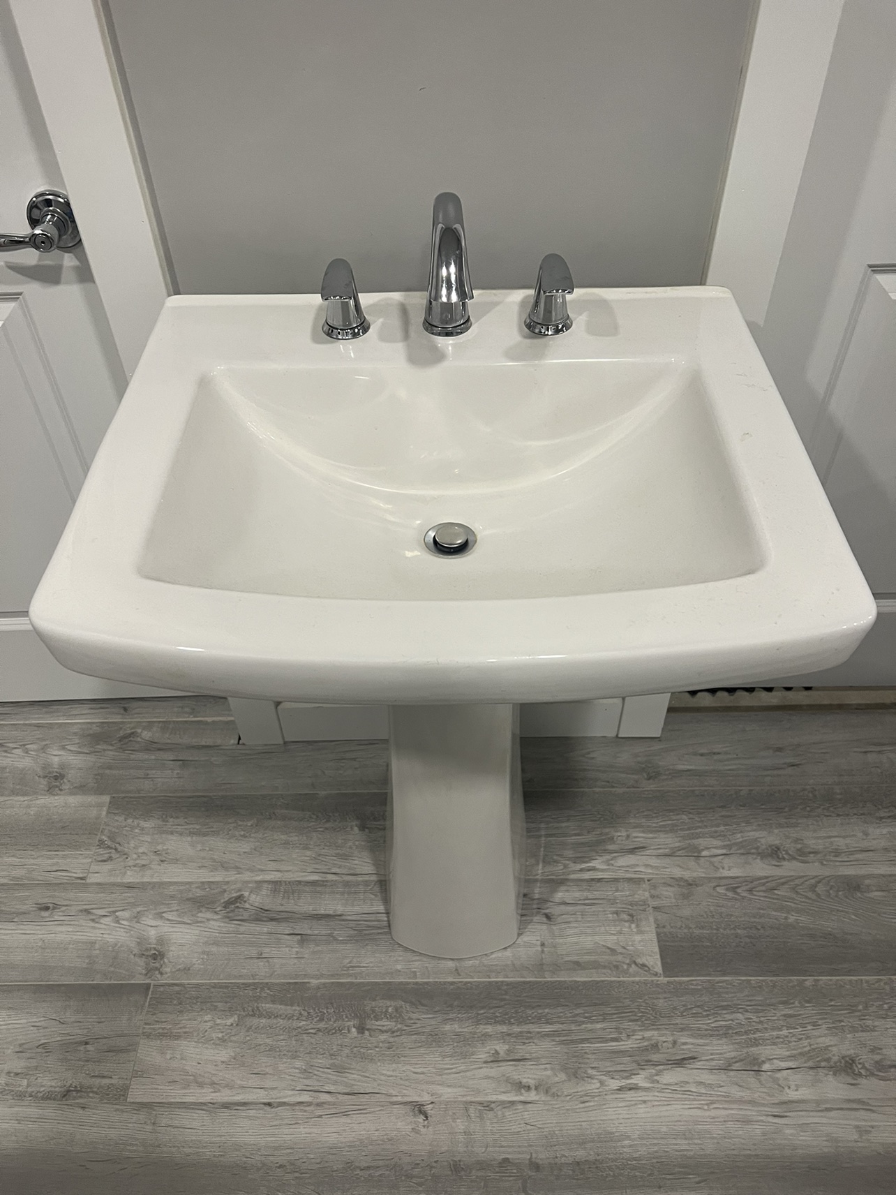Pedestal sink w/faucet