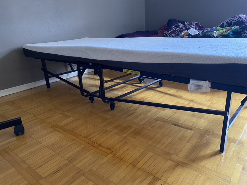 Foldable cot with mattress