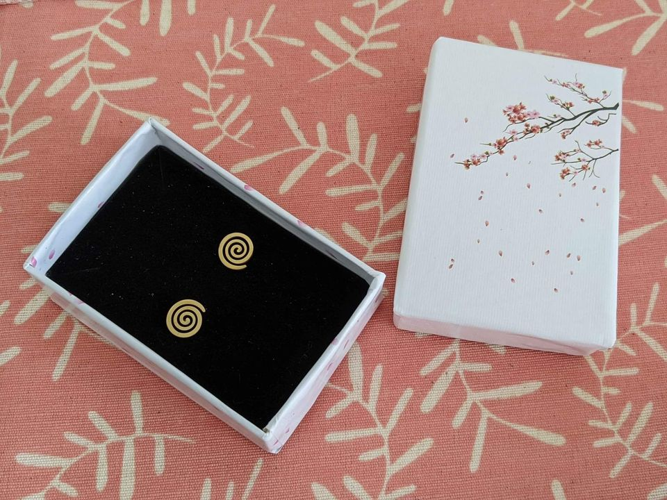 Cute little gift: BNIB stud earrings image indicator(2)