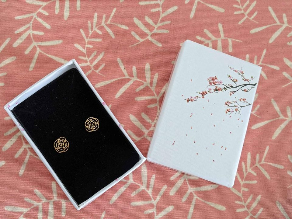 Cute little gift: BNIB stud earrings image indicator(3)