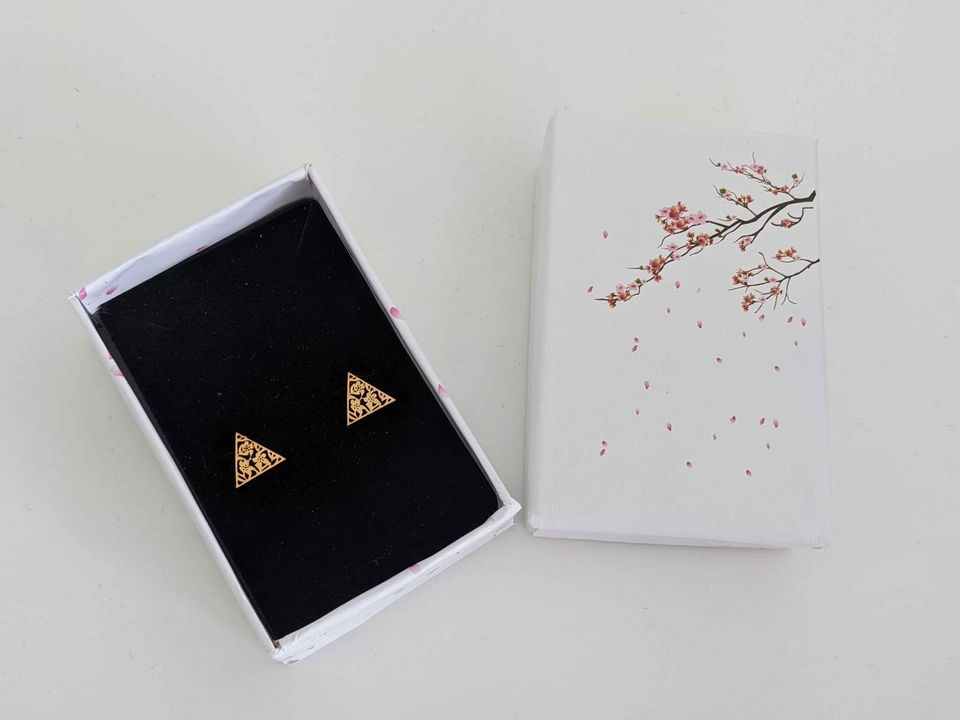 Cute little gift: BNIB stud earrings image indicator(4)