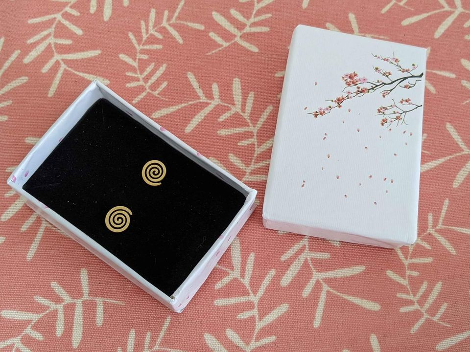 Cute little gift: BNIB stud earrings image indicator(5)