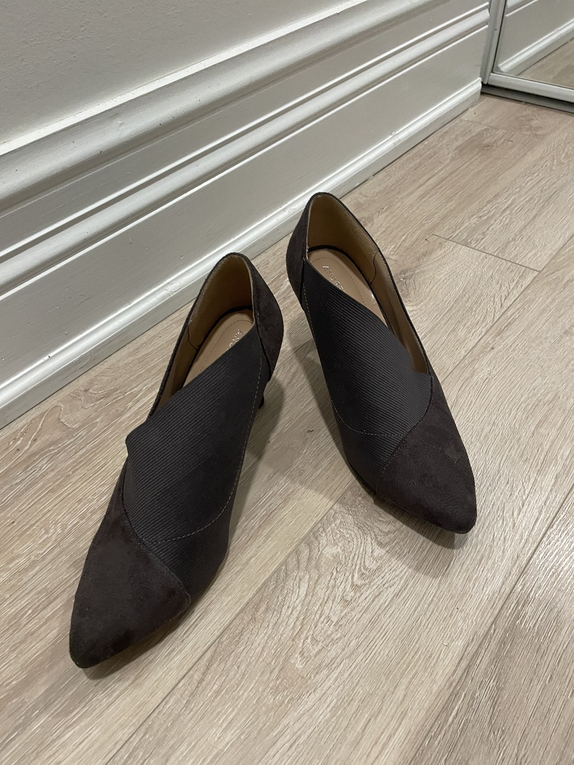 Grey Heels size 8.5 Like New - photo 2