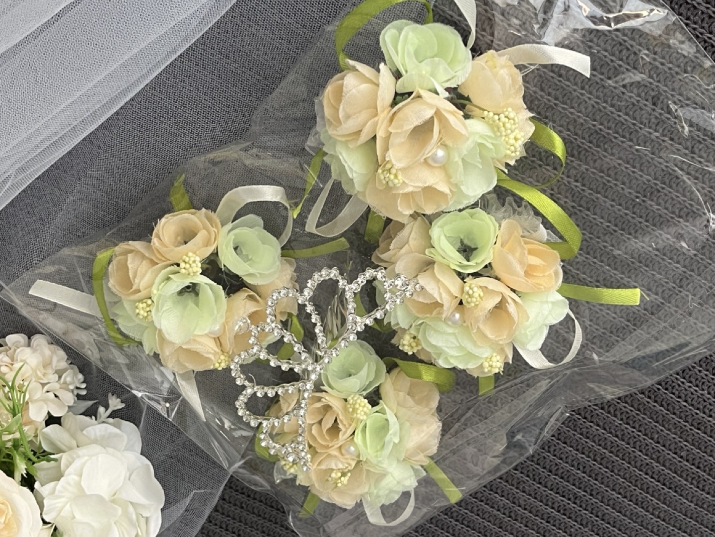 Bridal veil and synthetic bouquet #freecycle - photo 2