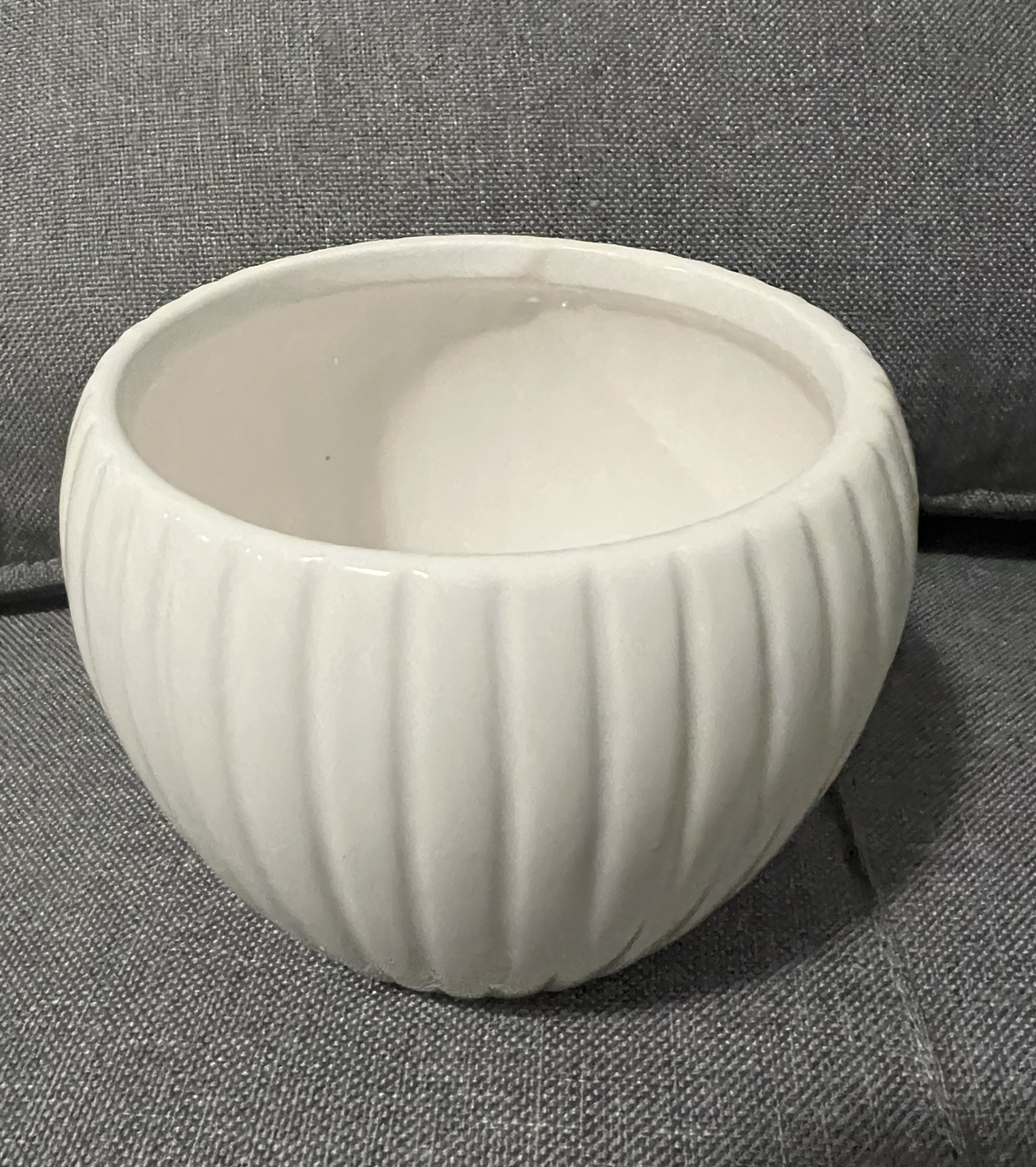 White ceramic planter/vase thumbnail