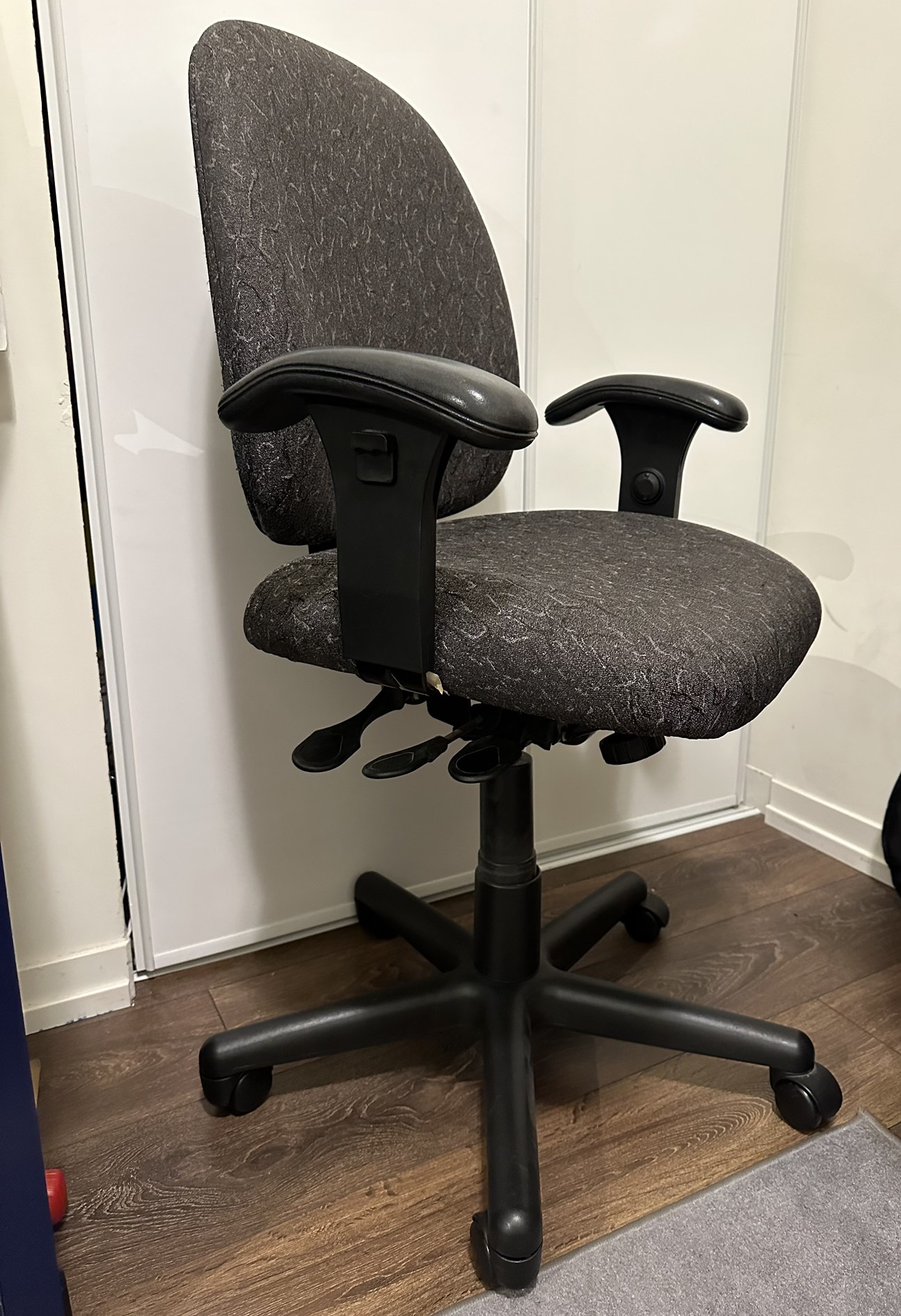 Ergonomic task chair