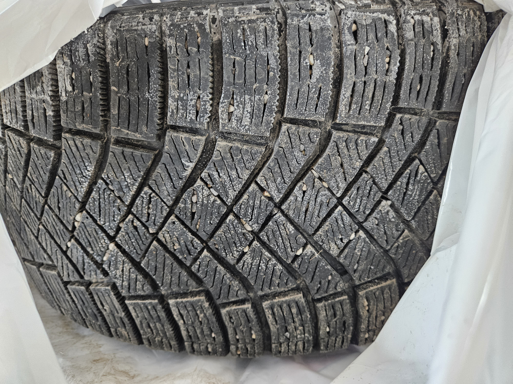 Set of 3 winter tires $50 ea. Pirelli ice zero 245/40 r18 - photo 3