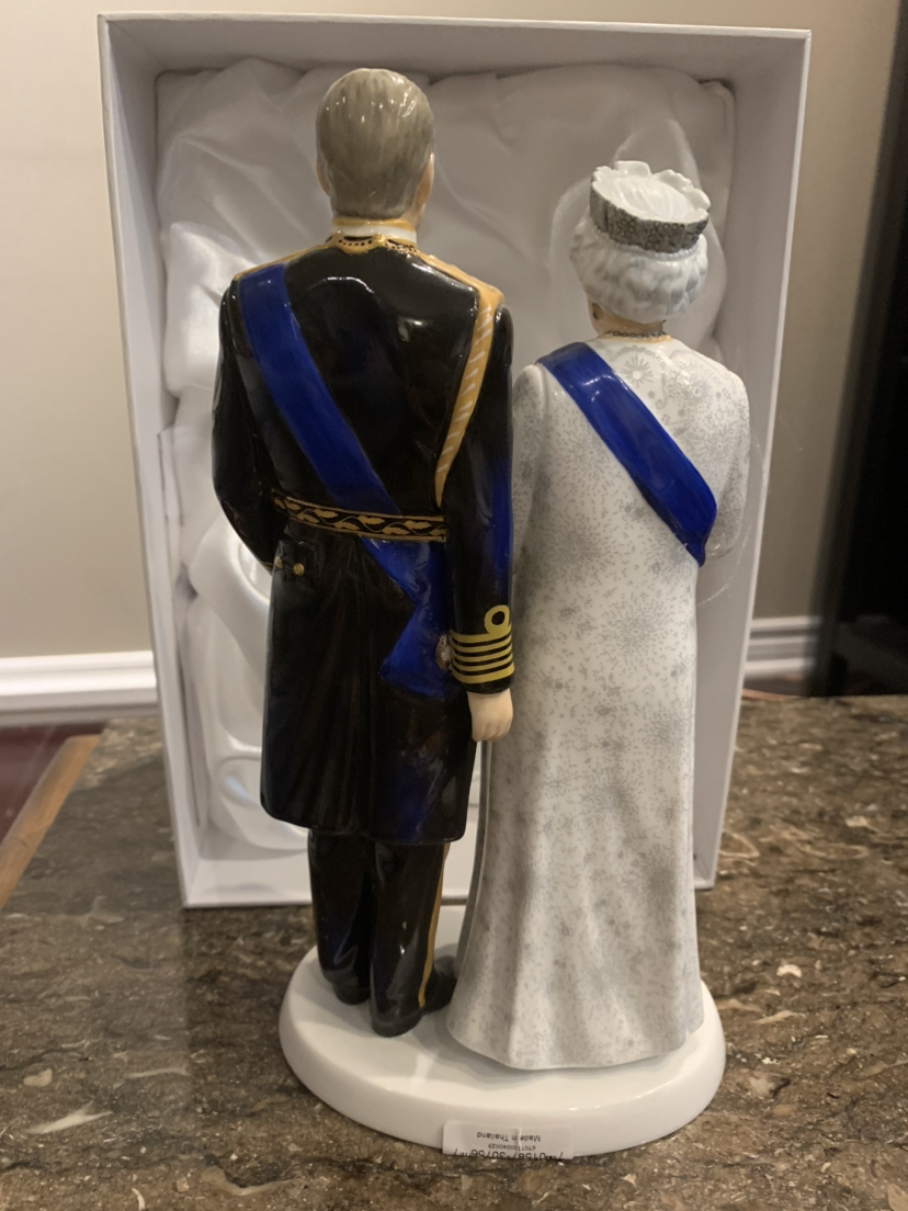 Queen and King statue, Royal Doulton - photo 3