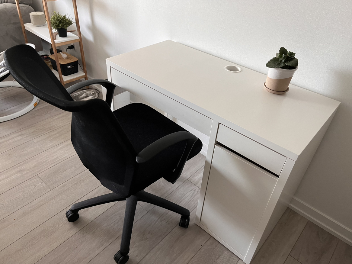 Office chair + desk