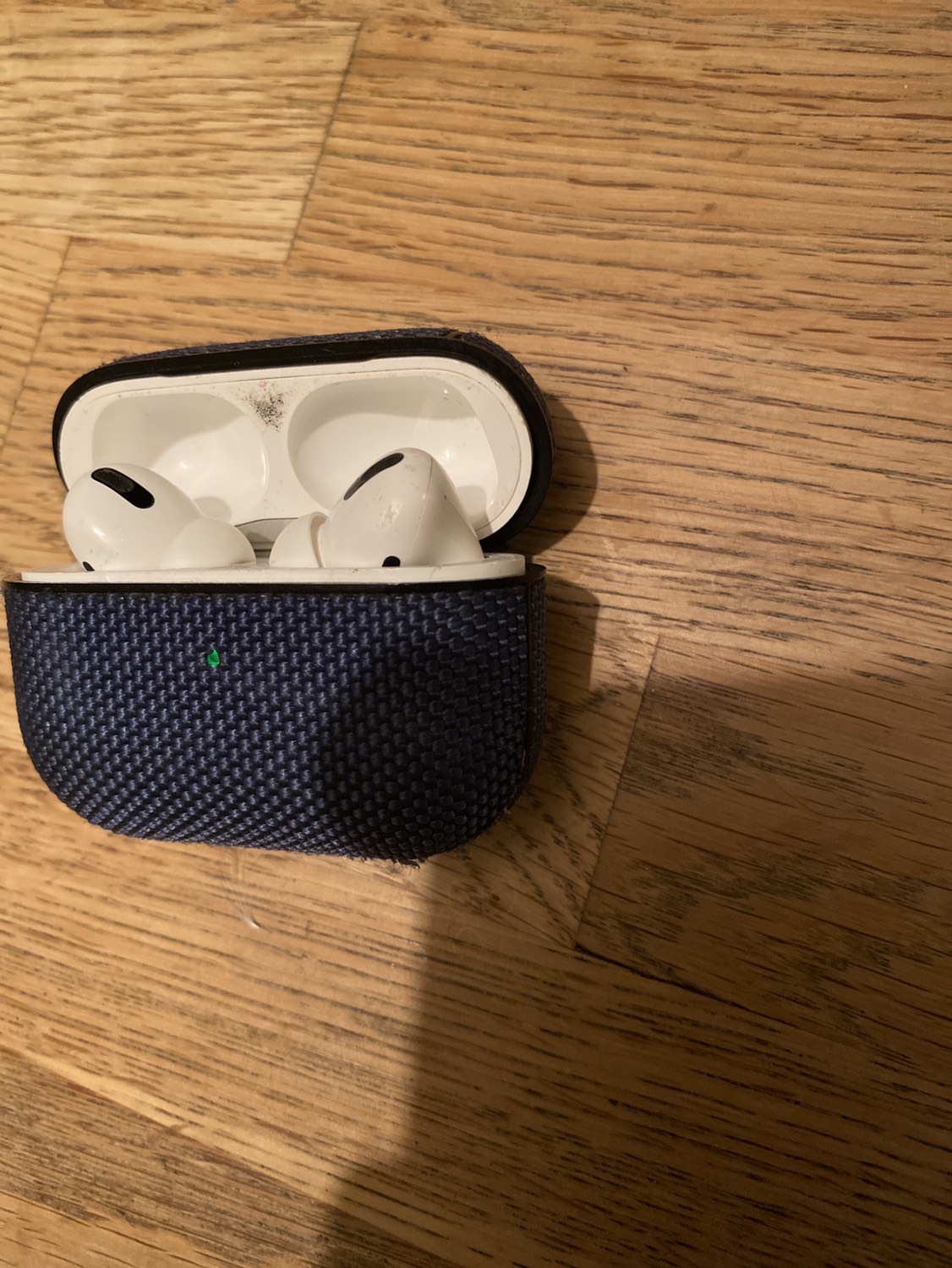 used apple airpod pros - photo 3