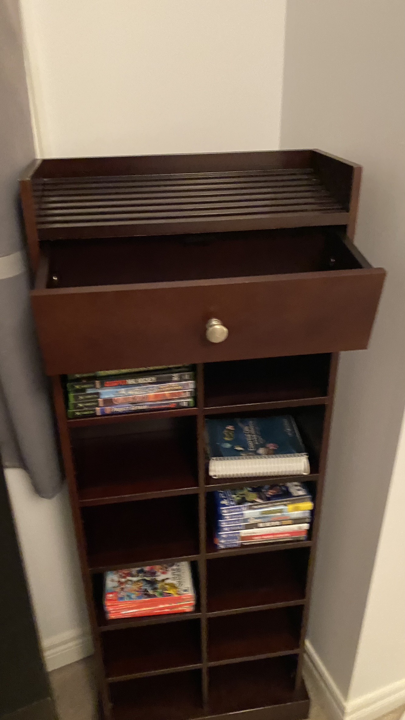 CD/VIDEO GAMES SHELVE