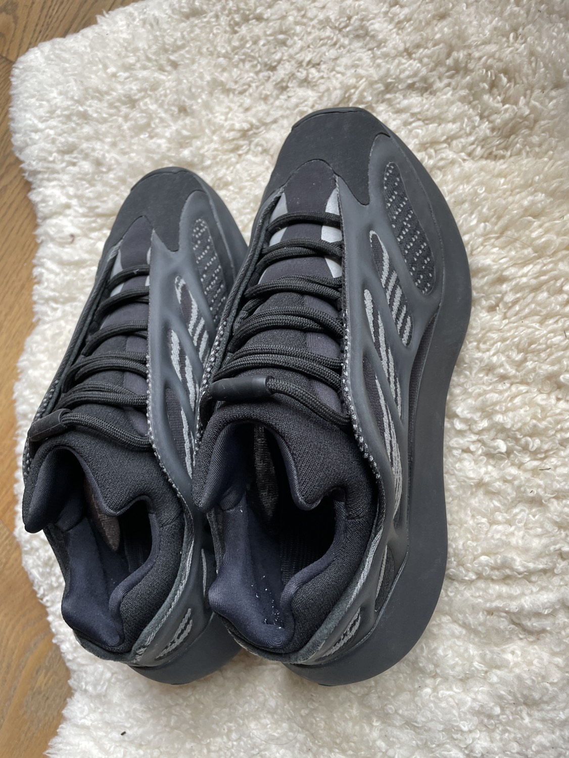 Yeezy 700v3 Dark Glow size 7.5 - photo 3