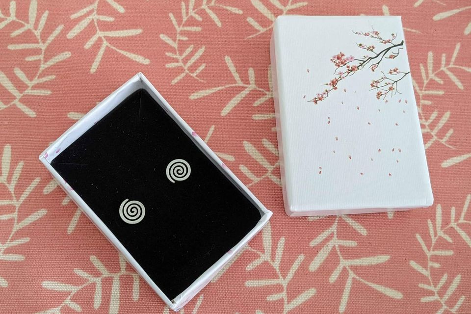 Cute little gift: BNIB stud earrings image indicator(7)