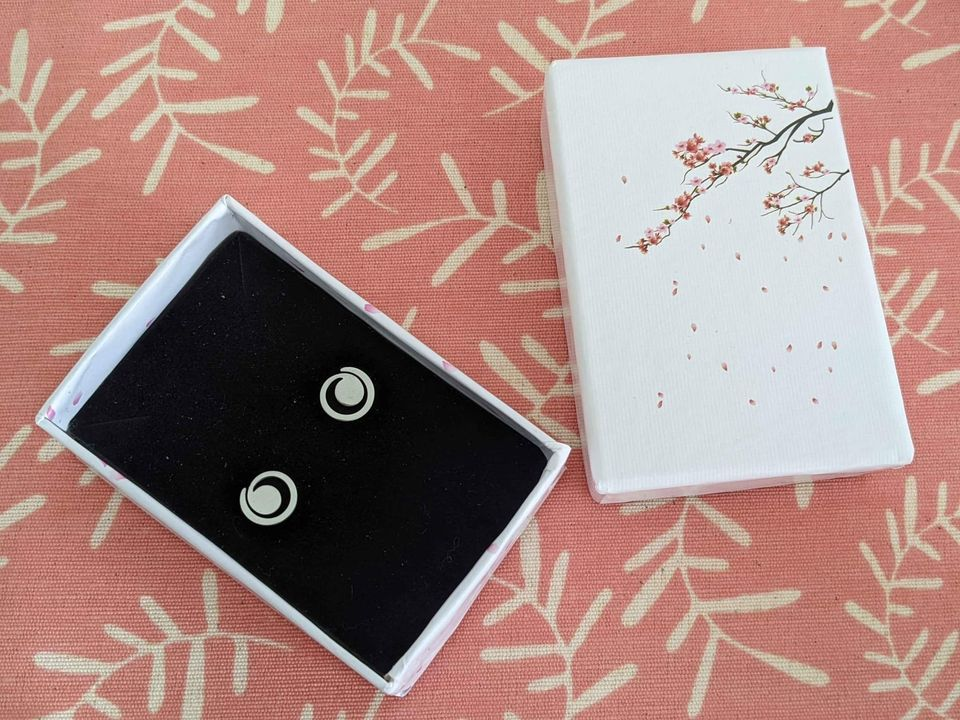 Cute little gift: BNIB stud earrings image indicator(9)