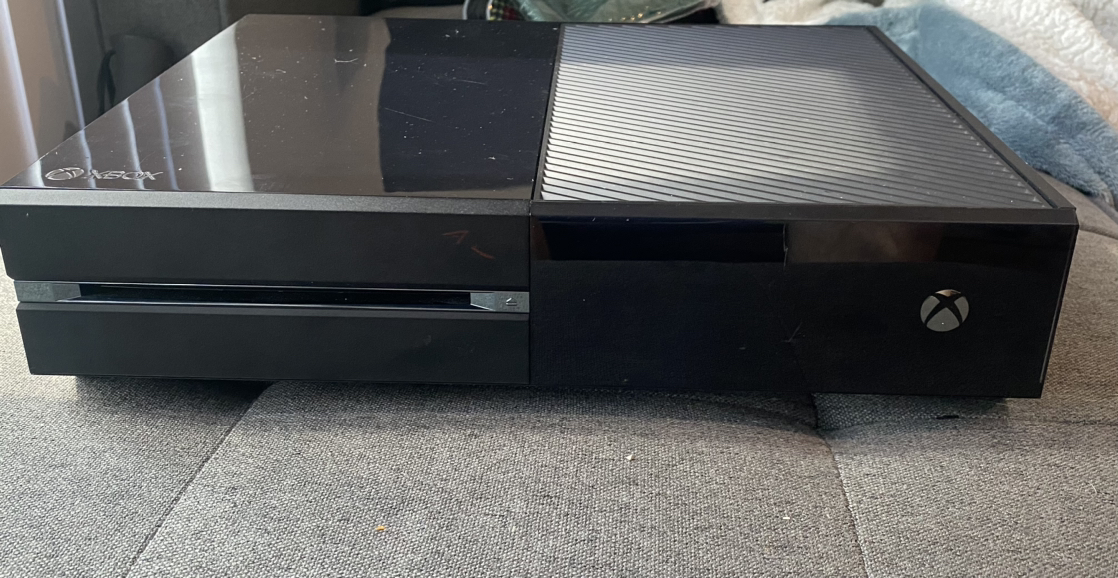 Xbox One barely used, in good condition - photo 2