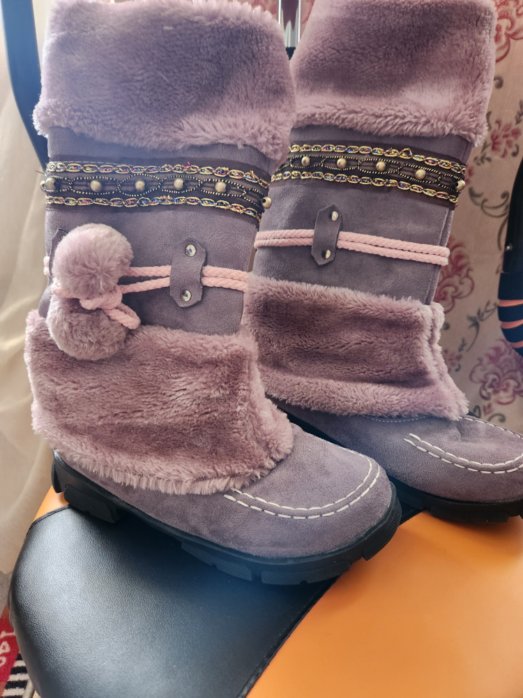 Warm, cozy boots 👢 image indicator(2)