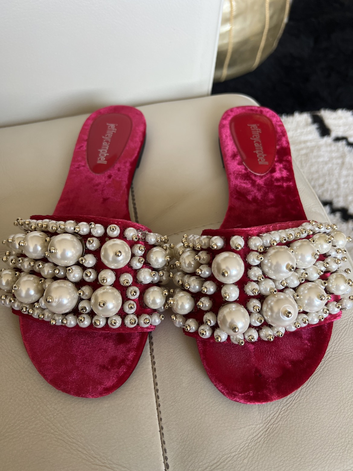 Red velvet, Pearl adorned slides