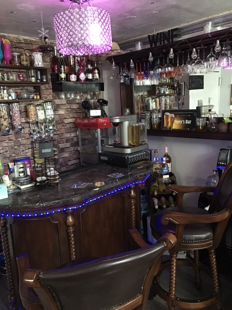 Bar table with chairs and mirror - photo 3