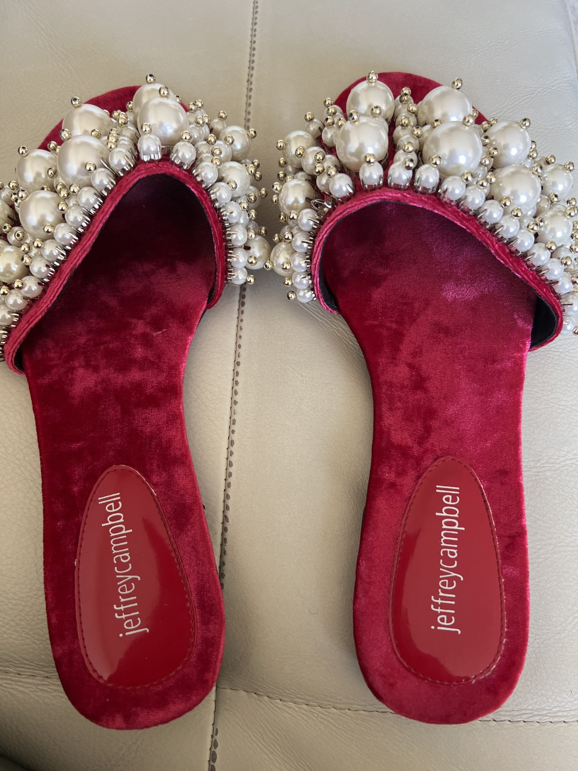 Red velvet, Pearl adorned slides - photo 3