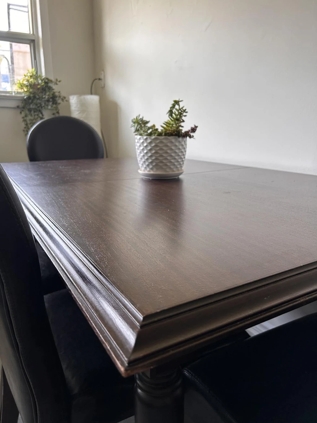 URGENT, Extendable wooden table + 4 faux leather chairs image indicator(3)