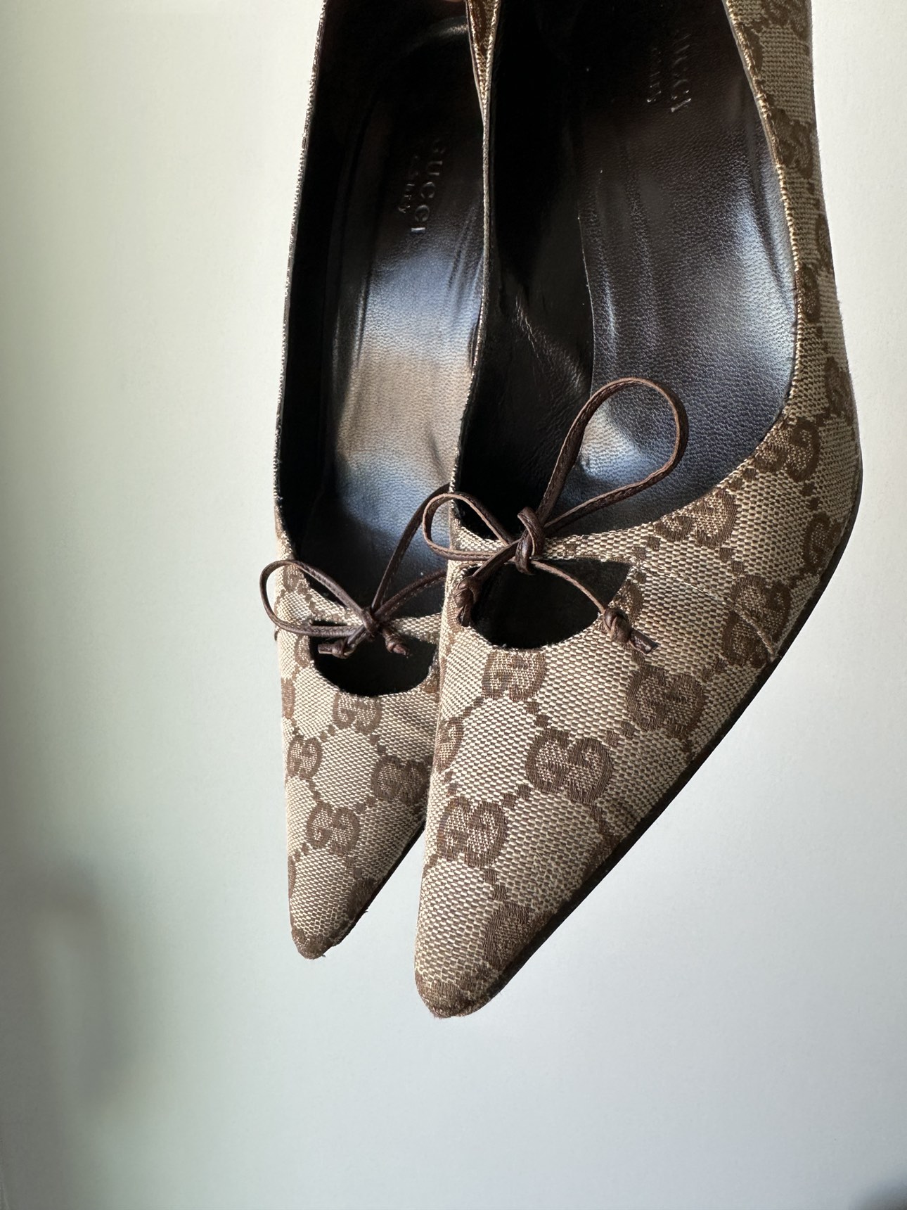 Vintage Gucci Monogram Pumps with Bow - photo 5