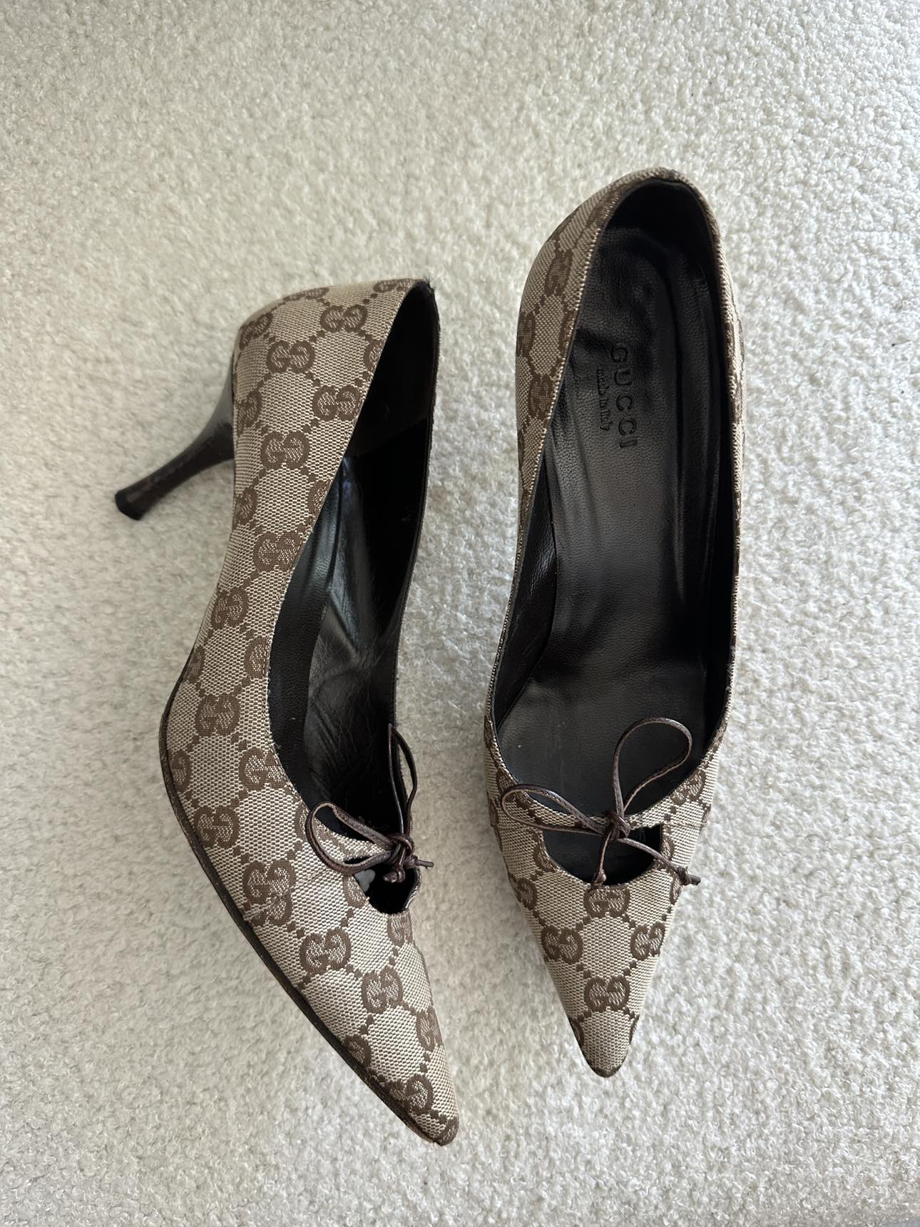 Vintage Gucci Monogram Pumps with Bow - photo 2