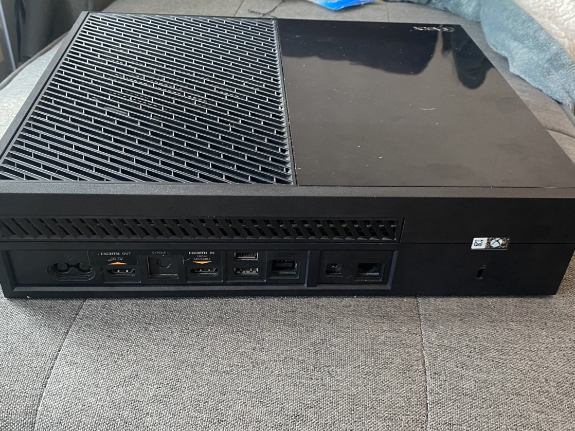 Xbox One barely used, in good condition - photo 3