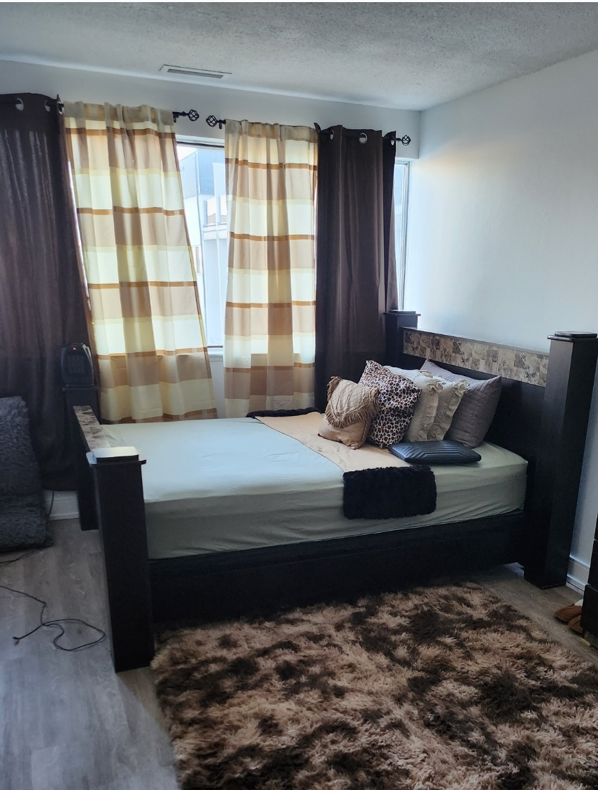 Queen bed with box spring and mattress - photo 2