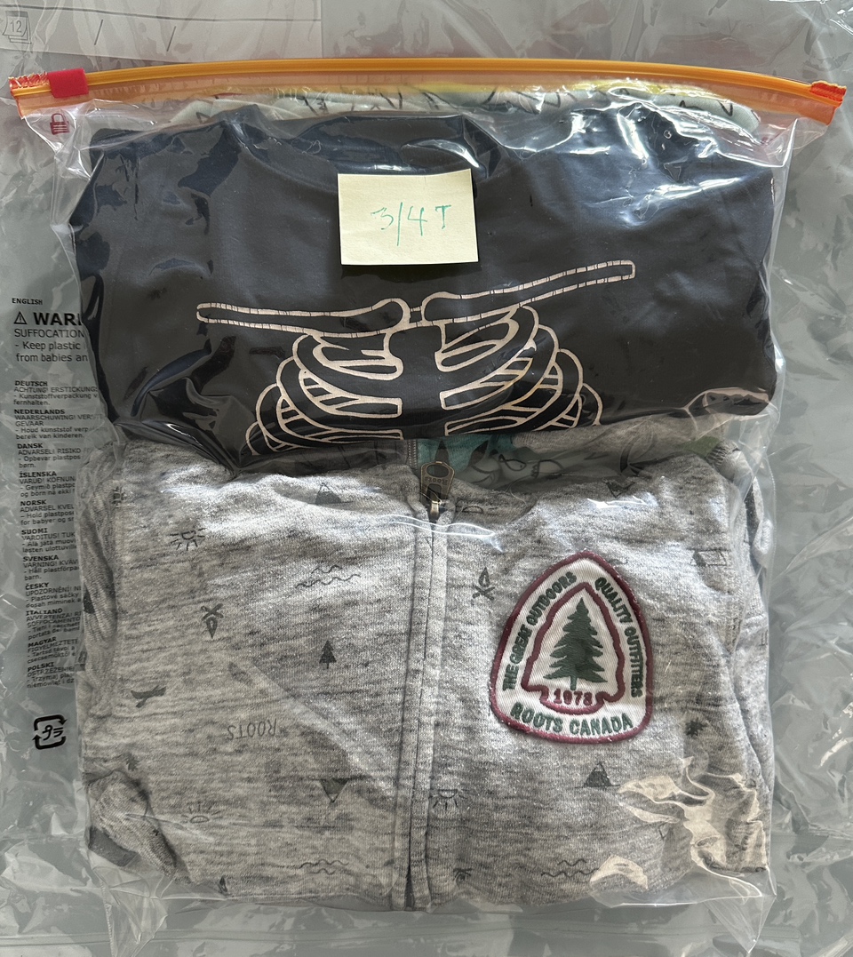 Gently used toddler (neutral-boy) clothes. Many sizes - photo 3